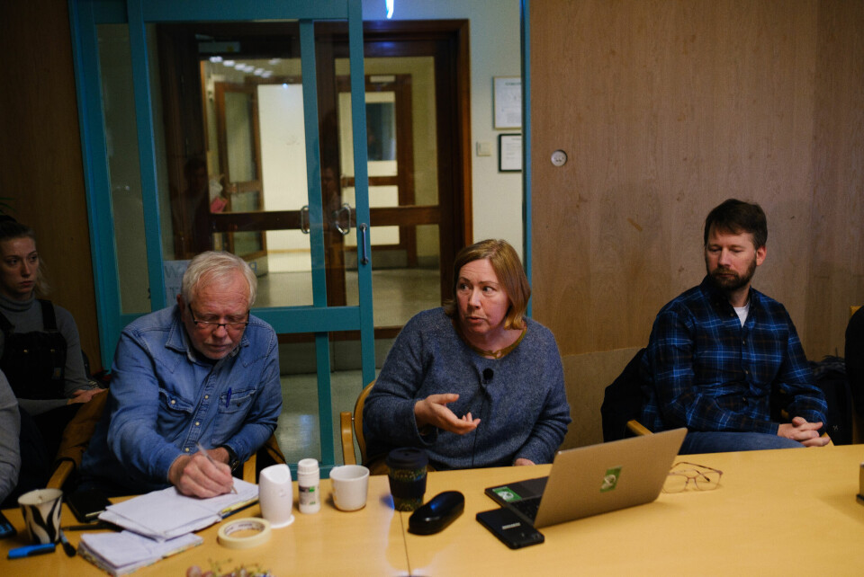 Kvelden før Equinors høstkonferanse møttes aktivistene for å planlegge. Kjersti Aspheim var opptatt av at aksjonen ikke måtte gå utover teaterforestillingen. Kjersti Aspheim på møte i Extinction Rebellion.