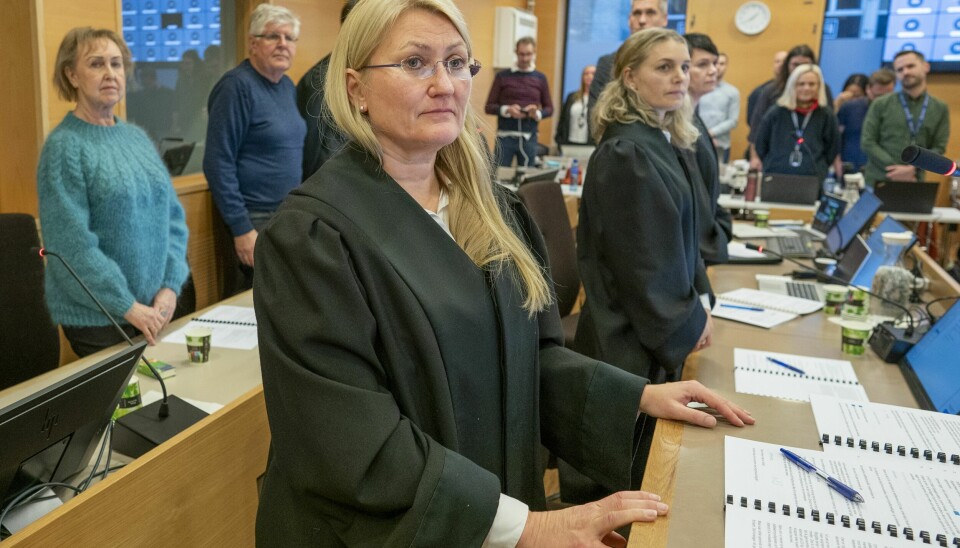 Statsadvokatene Nina Grande (foran) og Thale Thomseth (t.h.) og Birgitte Tengs foreldre Karin og Torger Tengs venter på dommeren etter en pause under aktoratets prosedyre i rettssaken tirsdag mot mannen som er tiltalt for å ha drept 17 år gamle Birgitte Tengs i mai 1995. Statsadvokatene Nina Grande (foran) og Thale Thomseth (t.h.) og Birgitte Tengs foreldre Karin og Torger Tengs under aktoratets prosedyre i rettssaken tirsdag mot mannen som er tiltalt for å ha drept 17 år gamle Birgitte Tengs i mai 1995.Foto: Heiko Junge / NTB