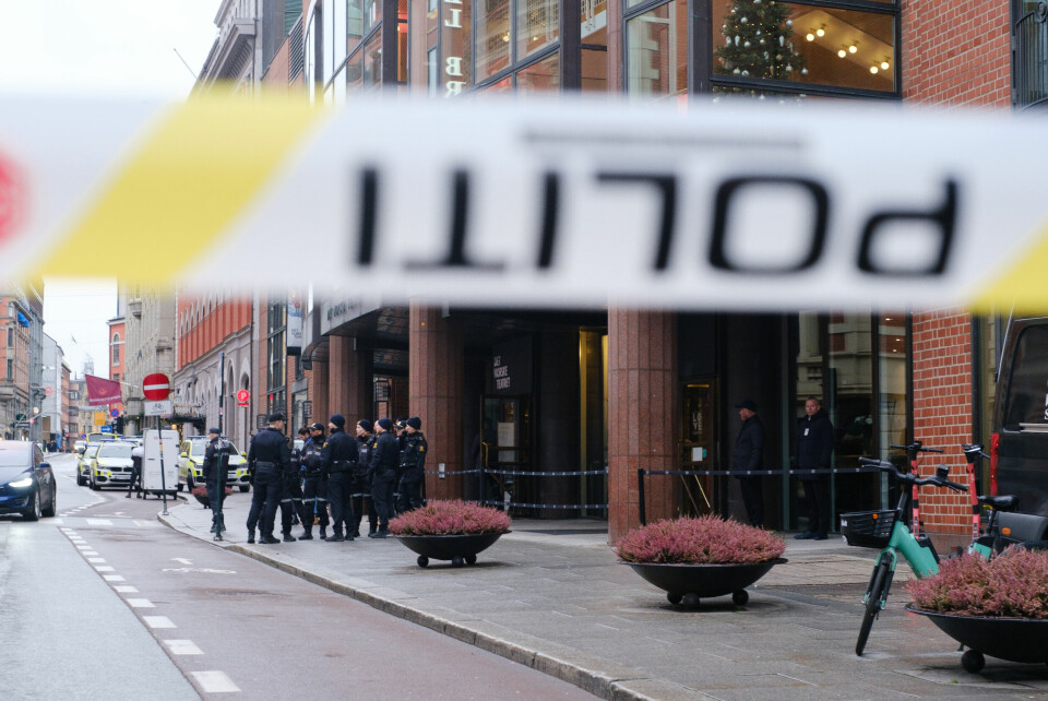 Politiet har sperret av et område til demonstranter et stykke unna Det Norske Teatret, og vokter inngangen. Politiet vokter inngangen til Det Norske Teatret, og har hengt opp sperrebånd et stykke unna.