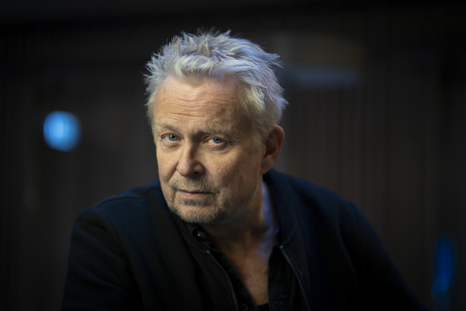 Oslo 20211201. Skuespiller Dennis Storhøi spiller en grinete konsertpianist som på et tidspunkt frembringer musikkmagi på et flyplassflygel. Skuespiller Dennis Storhøi synes det var forfriskende å spille mot et stort og variert cast da «Julestjerna» gikk i innspilling. Nå er serien premiereklar. Foto: Heiko Junge / NTB