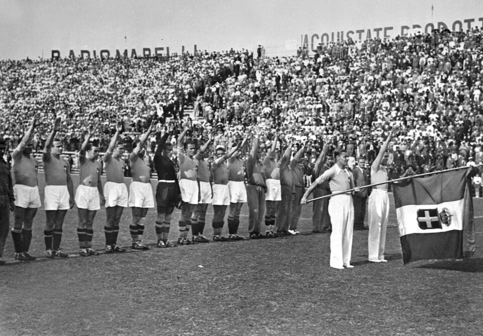 Det italienske landslaget gjorde fascisthilsen også før kamp i VM i 1934 på hjemmebane. Her fra før finalen mot Tsjekkoslovakia. Det italienske landslaget gjorde fascisthilsen også før kamp i VM i 1934 på hjemmebane. Her fra før finalen mot Tsjekkoslovakia.