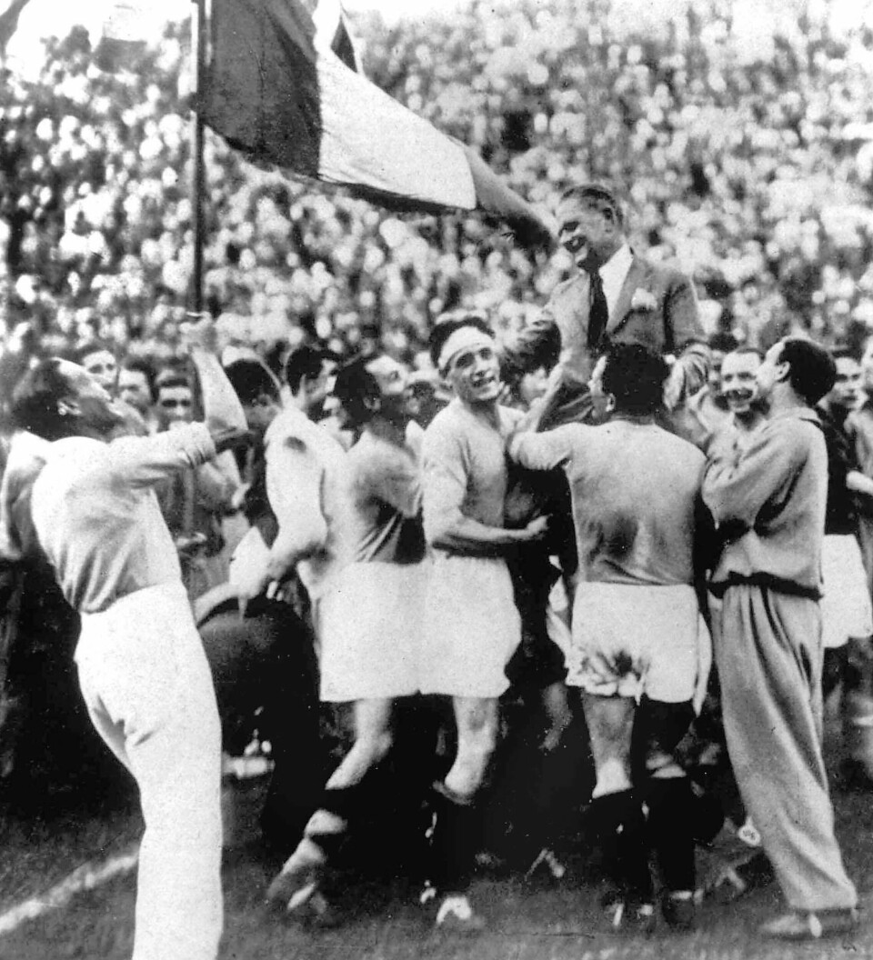 Italia-trener Vittorio Pozzo løftes opp etter VM-seieren i 1934. Samme mann ledet laget til nytt gull fire år seinere. Italia-trener Vittorio Pozzo løftes opp etter VM-seieren i 1934.