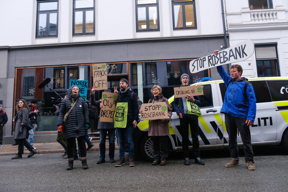 Equinor planlegger et stort oljefelt i nærheten av Shetlandsøyene. Demonstranter fra Storbritannia kom til Oslo for å vise sin motstand mot prosjektet. Extinction Rebellion og Stop Rosebank demonstrerer sammen mot Equinor utenfor Det Norske Teatret.