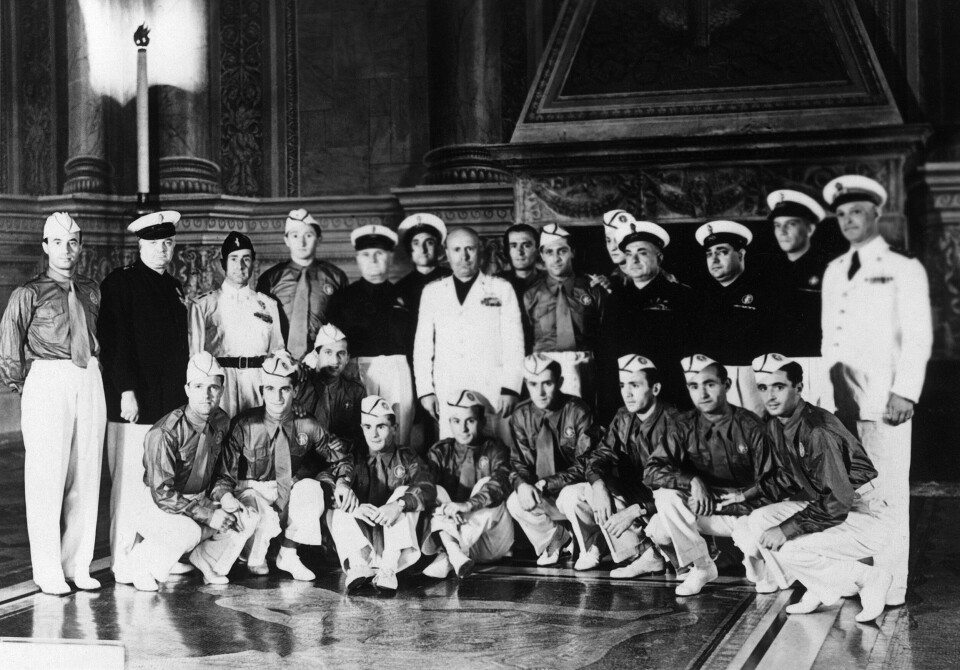 Italias fascistiske diktator Benito Mussolini (i hvitt i midten) poserer sammen med landslaget etter VM-seieren i 1938. Italias fascistiske diktator Benito Mussolini (i hvitt i midten) poserer sammen med landslaget etter VM-seieren i 1938.