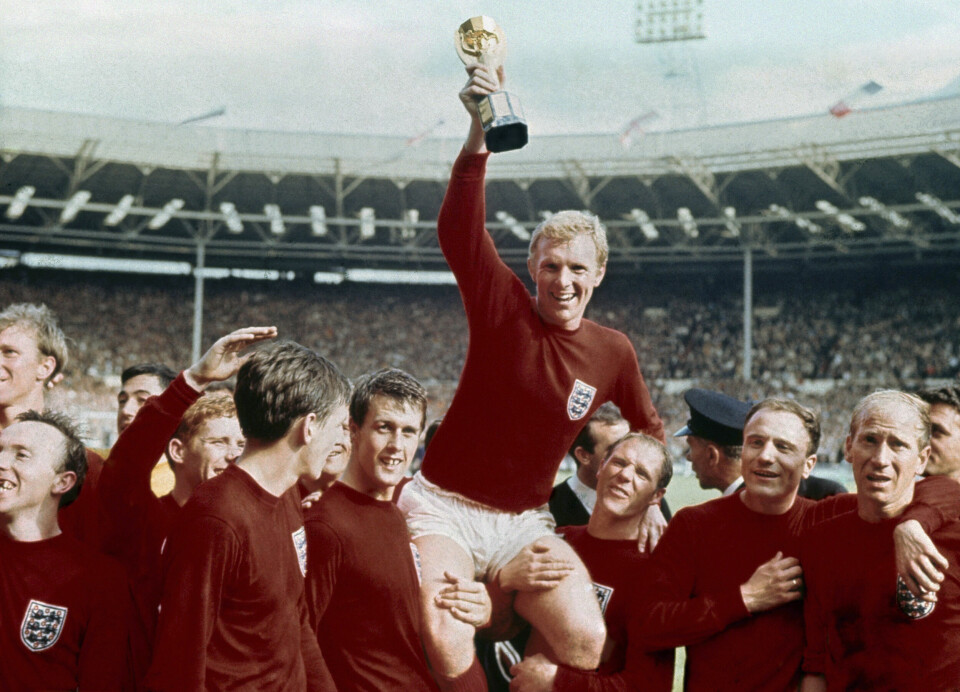 England-kaptein Bobby Moore løfter VM-trofeet i 1966. Mesterskapet var ikke utpreget politisk, men 31 land på det afrikanske kontinentet boikottet mesterskapet. England-kaptein Bobby Moore løfter VM-trofeet i 1966.