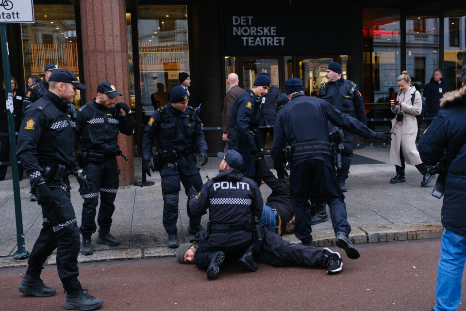 Politiet grep raskt inn og fjernet de demonstrantene som stilte seg ved inngangspartiet til Det Norske Teatret. Aktivister fra Extinction Rebellion arresteres utenfor Equinors høstkonferanse på Det Norske Teatret.