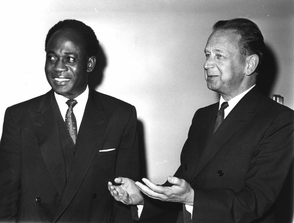 Ghanas president Kwame Nkrumah, her sammen med FNs generalsekretær Dag Hammarskjold i 1961, ville bruke fotball for å samle Afrika. Ghanas president Kwame Nkrumah sammen med FNs generalsekretær Dag Hammarskjold i 1961.