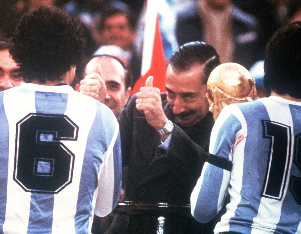Argentinas diktator Jorge Rafael Videla gratulerer landslaget etter VM-seieren på hjemmebane i 1978. Argentinas diktator Jorge Rafael Videla gratulerer landslaget etter VM-seieren på hjemmebane i 1978.
