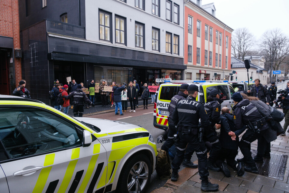 – Å fjerne demonstranter er et inngrep i ytringsfriheten og forsamlingsfriheten. At en demonstrasjon er til bry, eller har en form de færreste av oss kunne tenke oss å delta i, er ikke noe argument i så måte, sier jurist Marius Gulbranson Nordby. Politiet arresterer aktivister fra Extinction Rebellion, mens de som demonstrerer på tilvist plass et stykke unna Equinors konferanse får bli stående.
