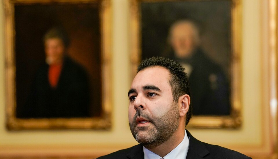 Stortingspresident Masud Gharahkhani tviler på om det blir store endringer for Irans befolkning etter nyheten om at moralpolitiet nedlegges. Stortingspresident Masud Gharahkhani møtte pressen onsdag.Foto: Stian Lysberg Solum / NTB