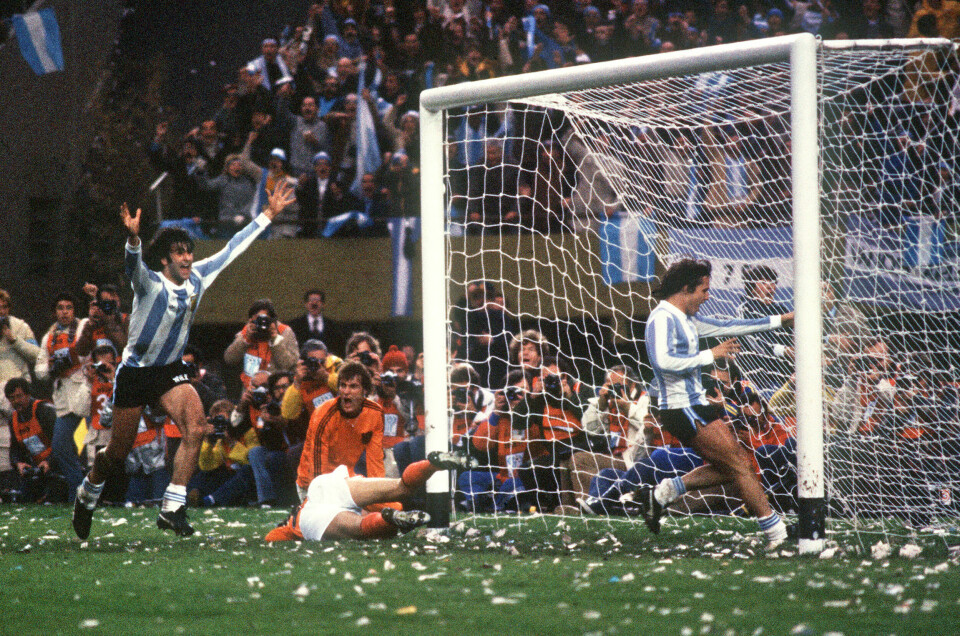 Argentinas Mario Kempes og Daniel Bertoni jubler etter 2-1-scoringen mot Nederland i finalen. Argentinas Mario Kempes og Daniel Bertoni jubler etter 2-1-scoringen mot Nederland i finalen.