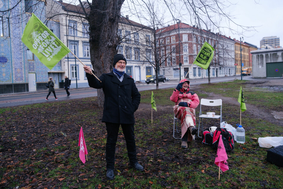 Aktivister som har vært på glattcelle møtes med flagg og jubel når de kommer ut. Ivar og Stephan har med kaffe, te og pepperkaker. To medlemmer av Extinction Rebellion jubler for en aktivist som har sittet på glattcelle på Grønland. De har med kjeks og termoser med te og kaffe.