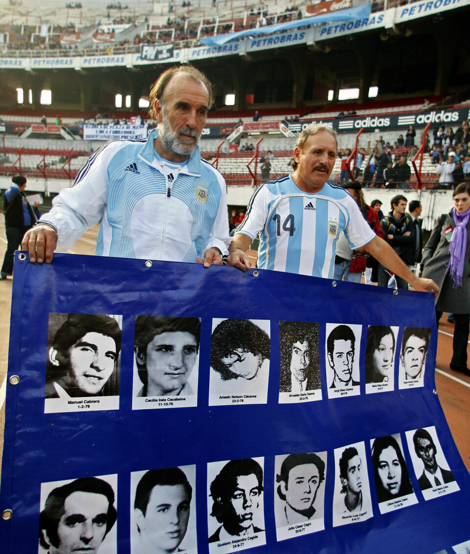De tidligere argentinske landslagsspillerne Leopoldo Luque (t.h) og Ricardo Villa poserte med bilder av folk som forsvant under Argentinas militærdiktatur før de spilte «den andre finalen» i 2008. 30 år etter seieren på hjemmebane, ble kampen spilt for å skille spillerne fra regimet og for å anerkjenne ofrene for diktaturet. De tidligere argentinske landslagsspillerne Leopoldo Luque (t.h) og Ricardo Villa poserte med bilder av folk som forsvant under Argentinas militærdiktatur før de spilte «den andre finalen» i 2008.