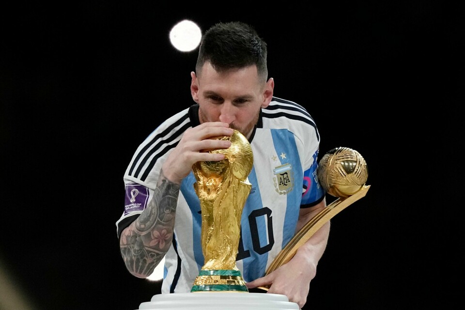 Lionel Messi står igjen med 12 VM-rekorder etter fem mesterskap. Argentinas kaptein Lionel Messi kysser VM-trofeet som vinner av fotball-VM 2022. Foto: Martin Meissner / AP / NTb