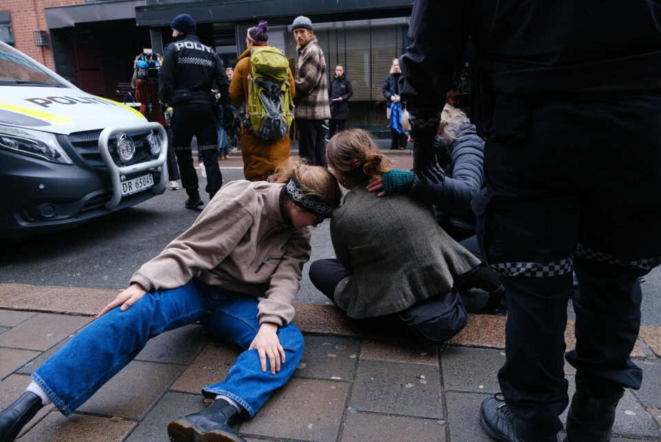 Extinction Rebellion dekker et behov de andre miljøorganisasjonene ikke gjør, mener Aspheim. Flere forteller om et unikt samhold. To Extinction Rebellion-aktivister trøster hverandre mens de venter på politibilen som skal frakte dem til sentralarresten på Grønland.