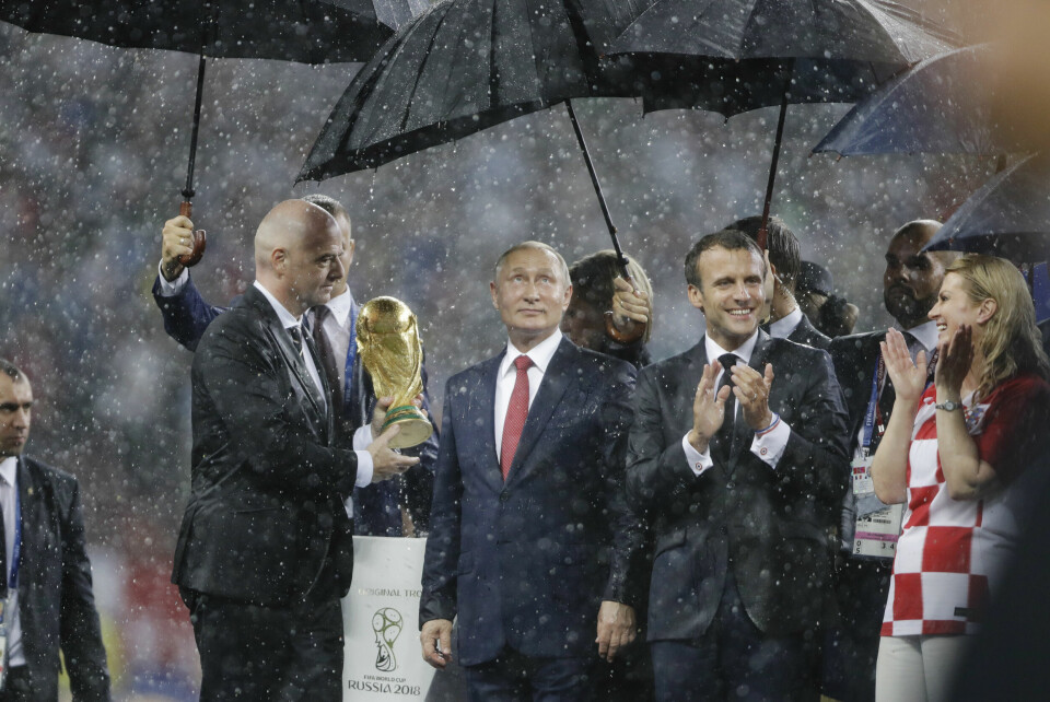 Fifa-president (t.v.) Gianni Infantino holder opp VM-trofeet i 2018. Russlands president Vladimir Putin, Frankrikes president Emmanuel Macron og Kroatia-president Kolinda Grabar-Kitarovic står sammen med ham før finalen. Fifa-president (t.v.) Gianni Infantino holder opp VM-trofeet i 2018. Russlands president Vladimir Putin, Frankrikes president Emmanuel Macron og Kroatia-president Kolinda Grabar-Kitarovic står sammen med ham før finalen.