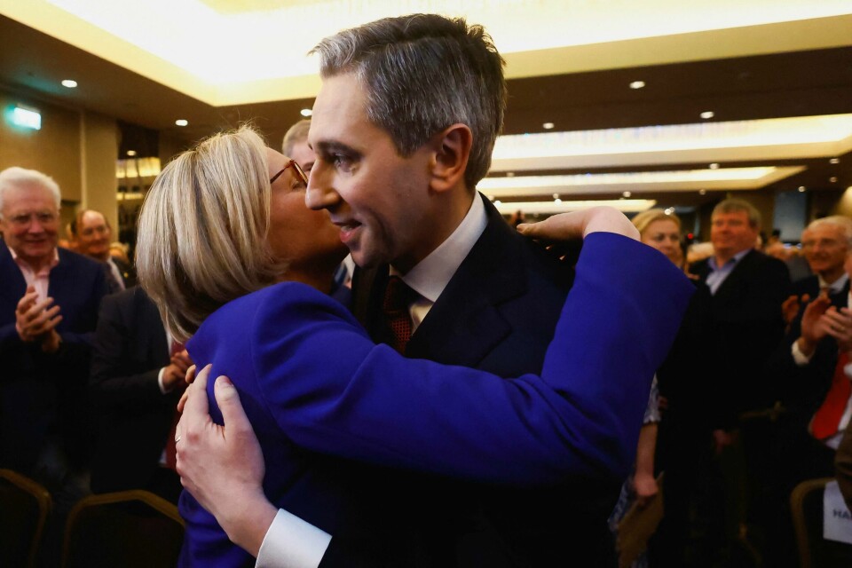 Simon Harris styrer mot irenes statsministerkontor. European Commissioner for Financial Stability, Financial Services and the Capital Markets Union, Mairead McGuinness, embraces Ireland's Minister for Higher Education, Simon Harris, during an event at the Fine Gael's leadership election convention, in Athlone, Ireland, March 24, 2024. REUTERS/Clodagh Kilcoyne
