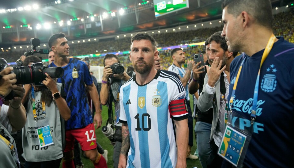 Argentinas kaptein Lionel Messi avbildet idet han går av banen etter at det oppsto tribunebråk mellom brasilianske og argentinske tilhengere. Argentinas Lionel Messi forlater banen og går inn i garderoben etter at det oppstå slåsskamper mellom de to landenes supportere på tribunen. Foto: Silvia Izquierdo / AP / NTB
