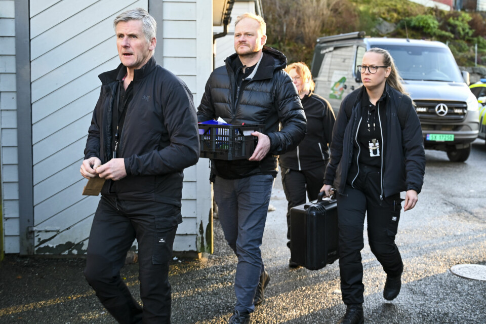 Arbeidene på åstedet fortsetter de neste dagene. Krimteknikere jobber torsdag ved åstedet i Lønborglien i Ytre Sandviken i Bergen der to personer ble funnet døde onsdag.