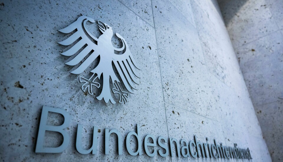 En ansatt i den tyske etterretningstjenesten BND er pågrepet, mistenkt for å ha spionert for Russland. Her er logoen ved tjenestens hovedkvarter i Berlin. En ansatt i den tyske etterretningstjenesten BND er pågrepet, mistenkt for å ha spionert for Russland. Her er logoen ved tjenestens hovedkvarter i Berlin. Foto: Christophe Gateau / AP / NTB
