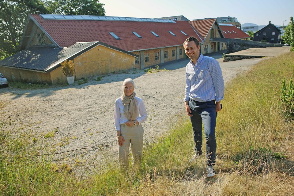 Direktør for eiendomsutvikling Carl Inge Wathne i Bate, her sammen med administrerende direktør Merete Eik, foran Køhlerlåven. Bystyret har vedtatt at boligbyggelaget får oppføre 16 boliger i den tidligere låven. – Det er stor interesse for prosjektet, sier Wathne. Merete Eik og Carl Inge Wathne i Bate foran Køhlerlåven.