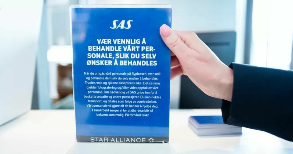 Slike skilt er plassert ved enkelte av SAS-skrankene. Den tillitsvalgte mener skiltene burde stått på alle steder hvor passasjerer er i kontakt med de ansatte. Slike skilt er plassert ved enkelte av SAS-skrankene. Den tillitsvalgte mener skiltene burde stått på alle steder hvor passasjerer er i kontakt med de ansatte.