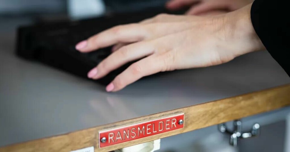 Når ansatte trykker på alarmknappen, rettes kameraene mot dem og lyden tas opp. Vekterne ringer for å høre hva som skjer. Når ansatte trykker på alarmknappen, rettes kameraene mot dem og lyden tas opp. Vekterne ringer for å høre hva som skjer.