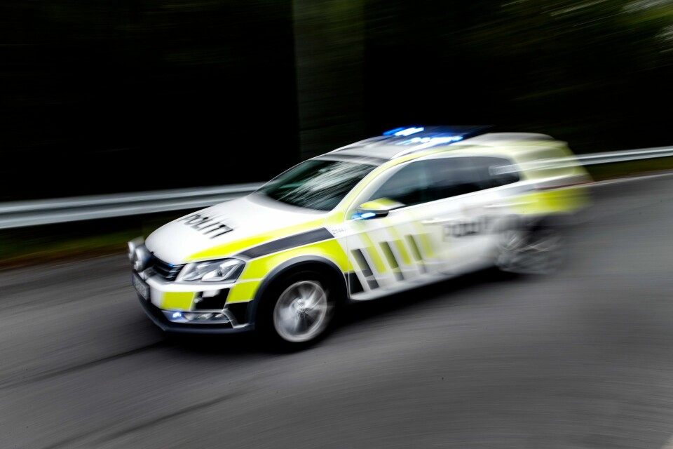 Politiet klarte ikke å holde følge med mannen. Til tross for at de kjørte i 215 km/t, dro motorsyklisten fra dem og ble nesten borte. En 16 år gammel gutt ble søndag stoppet av en UP-patrulje på Vevelstad i Follo. Han kjørte i 100 kilometer i timen i 50-sone med bilen full av tenåringer.
Foto: Gorm Kallestad / NTB