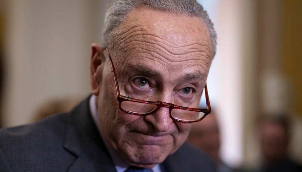 Lederen for Demokratene i Senatet, Chuck Schumer, kunne rett før midnatt natt til lørdag lokal tid opplyse at forsamlingen var blitt enige om budsjettet. Chuck Schumer kunngjorde natt til lørdag norsk tid at det snart skal holdes avstemning i Senatet over budsjettforslaget. Foto: J. Scott Applewhite / AP / NTB