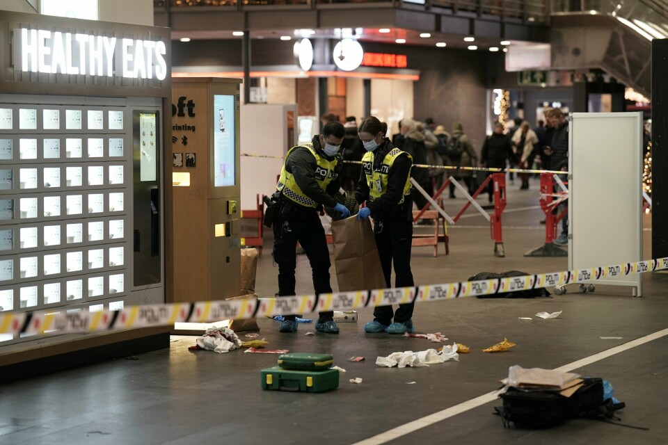En mann i 20-årene er siktet for drapsforsøk etter at to gutter på 17 år ble knivstukket ved Oslo S onsdag kveld. En mann i 20-årene er siktet for drapsforsøk etter at to gutter på 17 år ble knivstukket ved Oslo S onsdag kveld. Foto: Fredrik Varfjell / NTB