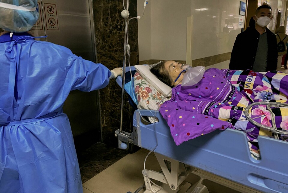 Kina venter en stor koronasmittebølge de neste ukene. Her en pasient på et sykehus i Chongqing. Kina venter en stor koronasmittebølge de neste ukene. Her en pasient på et sykehus i Chongqing.