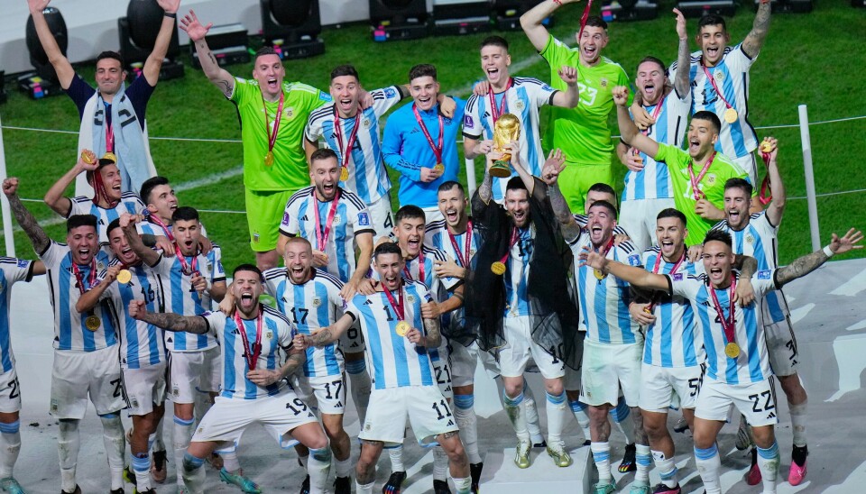 Argentina feirer etter at de vant VM-finalen på straffer mot Frankrike. Illustrasjonsbilde av Argentina etter de vant VM-finalen på straffer mot Frankrike. Foto: Hassan Ammar / AP Photo / NTB.