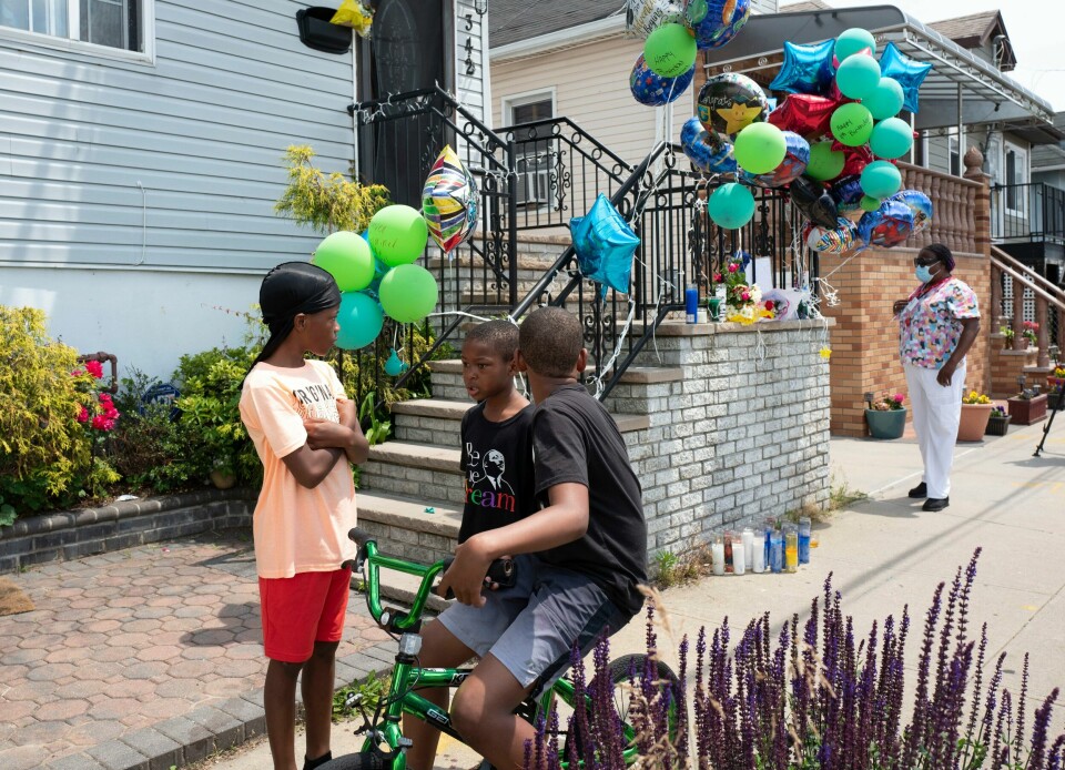 Justin Wallace ble bare ti år. Han ble skutt til døde i hjemmet sitt i New York. Her minnes han med ballonger og blomster. Justin Wallace ble bare ti år. Han ble skutt til døde i hjemmet sitt i New York. Her minnes han med ballonger og blomster.