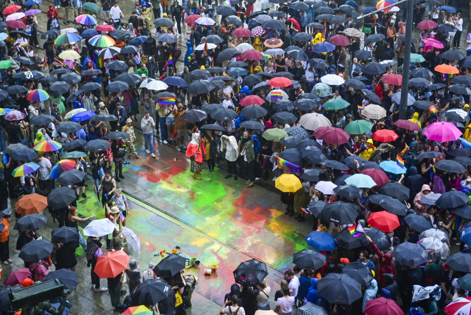 Minnemarkering på Rådhusplassen etter terrorangrepet i Oslo natt til 25. juni. På grunn av en uavklart trusselsituasjon gikk politiet ut med en anbefaling om at pride-arrangement i Oslo avlyses da de ikke kan garantere for sikkerheten. Kommunikasjonen rundt minnemarkering på Rådhusplassen var uklar, innrømmer politi og PST. Foto: Annika Byrde / NTB