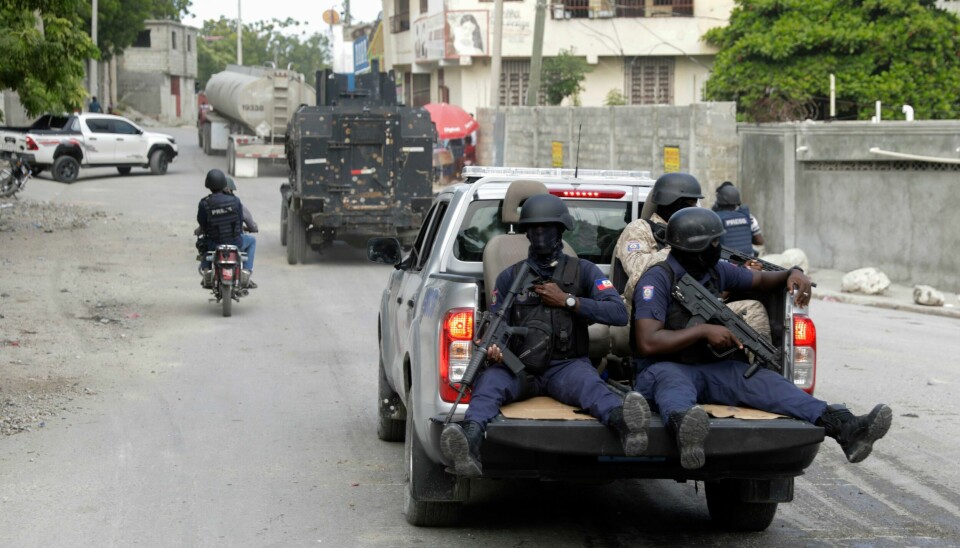 Politi eskorterer tankbiler fylt med bensin fra drivstoffterminalen Varreux i Port-au-Prince. Politi eskorterer tankbiler fylt med bensin fra drivstoffterminalen Varreux i Port-au-Prince. Foto: Odelyn Joseph / AP / NTB