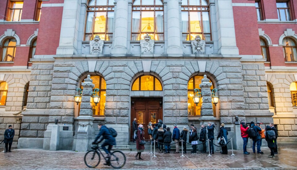 Høyesterett har gitt tre kvinner medhold i at de fikk for lite dagpenger mellom 2019 og 2021. En regelendring Solberg-regjeringen gjennomførte i 2019, var ulovlig, heter det i dommen. Publikum sto i kø for å komme inn da Høyesterett i storkammer startet behandlingen av fire barnevernssaker. Foto: Håkon Mosvold Larsen / NTB