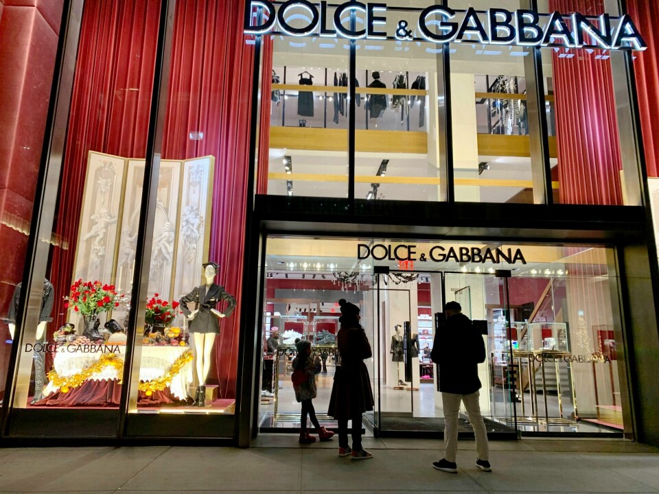 En nedvekstøkonomi vil bety en kraftig reduksjon av industrier som er minimalt nyttige og maksimalt skadelige. Moteindustrien er et godt eksempel, skriver Ulv Hanssen. Bildet er fra Fifth Avenue i New York. En nedvekstøkonomi vil bety en kraftig reduksjon av industrier som er minimalt nyttige og maksimalt skadelige. Moteindustrien er et godt eksempel, skriver Ulv Hanssen. Bildet er fra Fifth Avenue i New York.