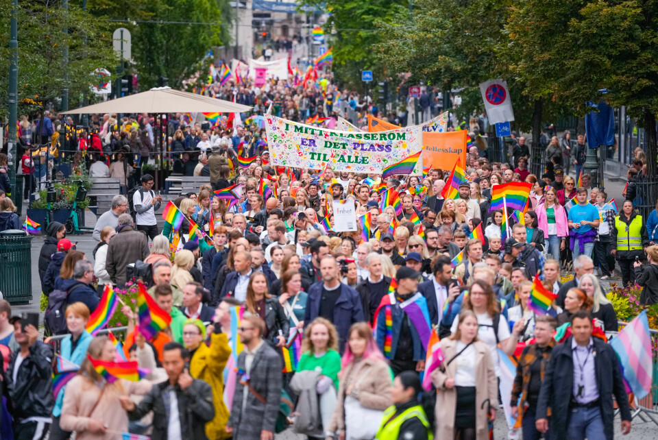 Regnbuetog og solidaritetsmarkering i Oslo i september, to og en halv måned etter masseskytingen i Oslo.Opprinnelig skulle Oslo pride holdt sin tradisjonsrike parade 25. juni, men natt til denne lørdagen ble to personer drept og flere skadd i skytingen mot blant annet London pub i Oslo sentrum – og paraden ble avlyst. Arrangøren anslår at 60.000 deltok i arrangementet. Foto: Beate Oma Dahle / NTB