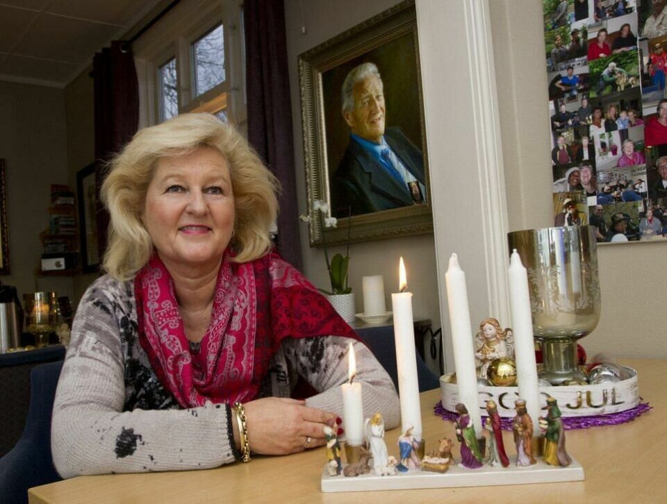 «ARVET» ÅPENT HUS: Iren Almvik Meyer tok over det frivillige sosialarbeidet etter sin far Egil Carlsen. Fritid og egne midler brukes på huset i Fredrikstad. – Medmenneskelighet kan ikke måles i penger, sier hun. – Se rundt deg, så forstår du at innsatsen er verdt hver eneste time. I bakgrunnen henger oljemaleriet av faren, som har fått en hedersplass i stua. Bildet er fra 40-årsjubileet. «ARVET» ÅPENT HUS: Iren Almvik Meyer tok over det frivillige sosialarbeidet etter sin far Egil Carlsen. Fritid og egne midler brukes på huset i Fredrikstad. – Medmenneskelighet kan ikke måles i penger, sier hun. – Se rundt deg, så forstår du at innsatsen er verdt hver eneste time.