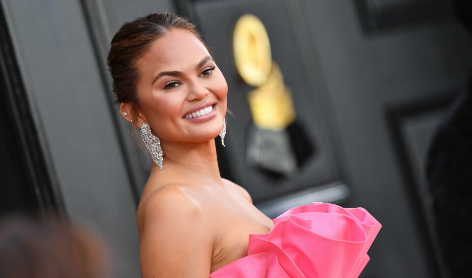 Har tatt kinnbein-behandling: Chrissy Teigen under utdelingen av Grammy Awards i 2022. Har tatt kinnbein-behandling: Chrissy Teigen under utdelingen av Grammy Awards i 2022.