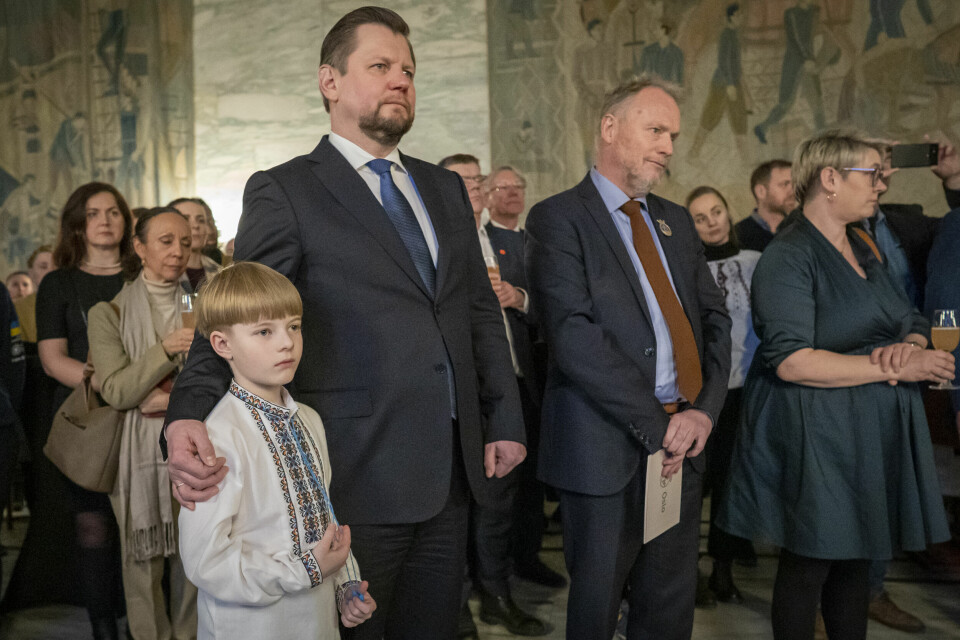 Ukrainas ambassadør til Norge, Vjatsjeslav Jatsiuk sammen med ukrainske Demian Bezkorovainyi (9) under en samling for ukrainere i Oslo rådhus arrangert av Oslo kommune og den ukrainske ambassaden i Norge i mars 2022. Demian, som er bosatt i Oslo ønsket selv å stå ved ambassadørens side for å vise sin motstand med krigen. Oslo har hittil i år bosatt omtrent 1523 ukrainske flyktninger. Ukrainas ambassadør til Norge, Vjatsjeslav Jatsiuk sammen med ukrainske Demian Bezkorovainyi (9) under en samling for ukrainere i Oslo rådhus arrangert av Oslo kommune og den ukrainske ambassaden i Norge i mars 2022. Demian, som er bosatt i Oslo ønsket selv å stå ved ambassadørens side for å vise sin motstand med krigen.