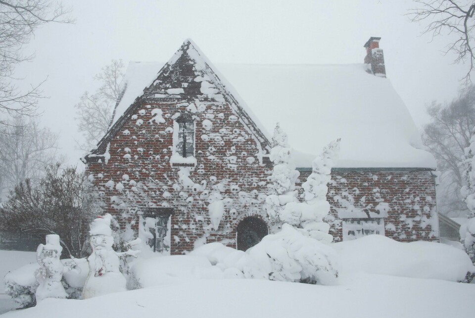 Et nedsnødd hus vest i delstaten New York julaften. Bildet er tatt i Amherst. Et nedsnødd hus vest i delstaten New York julaften. Bildet er tatt i Amherst. Foto: Jeffrey T. Barnes / AP / NTB