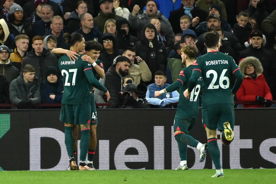Stefan Bajcetic (nummer to fra venstre) scoret sitt første mål for Liverpool borte mot Aston Villa. Stefan Bajcetic (nummer to fra venstre) scoret sitt første mål for Liverpool borte mot Aston Villa. Foto: Rui Vieira / AP Photo / NTB.