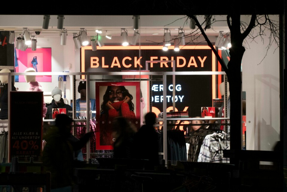 I oktober i år har flere produkter blitt satt kraftig opp i pris. Det skjer like før tilbudsdagene under Black Friday-kampanjen i slutten av novemeber. Black Friday i november kan ha bidratt til at nordmenn handlet mindre i desember. Foto: Erik Johansen / NTB