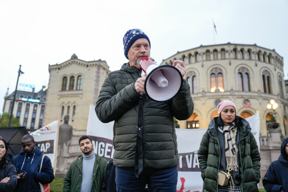 Raymond Johansen under markering mot den nynazistiske gruppen Den Nordiske Motstandsbevegelsen på Eidsvolls plass i slutten av oktober 2022. Lørdag 29. oktober gjennomførte den nynazistiske gruppen en markering i Oslo sentrum. I alt 35 demonstranter ble pågrepet og kjørt til arresten. Raymond Johansen under markering mot nynazistiske gruppen på Eidsvolls plass. Lørdag ettermiddag gjennomførte den nynazistiske gruppen en markering i Oslo sentrum. I alt 35 demonstranter ble pågrepet og kjørt til arresten.