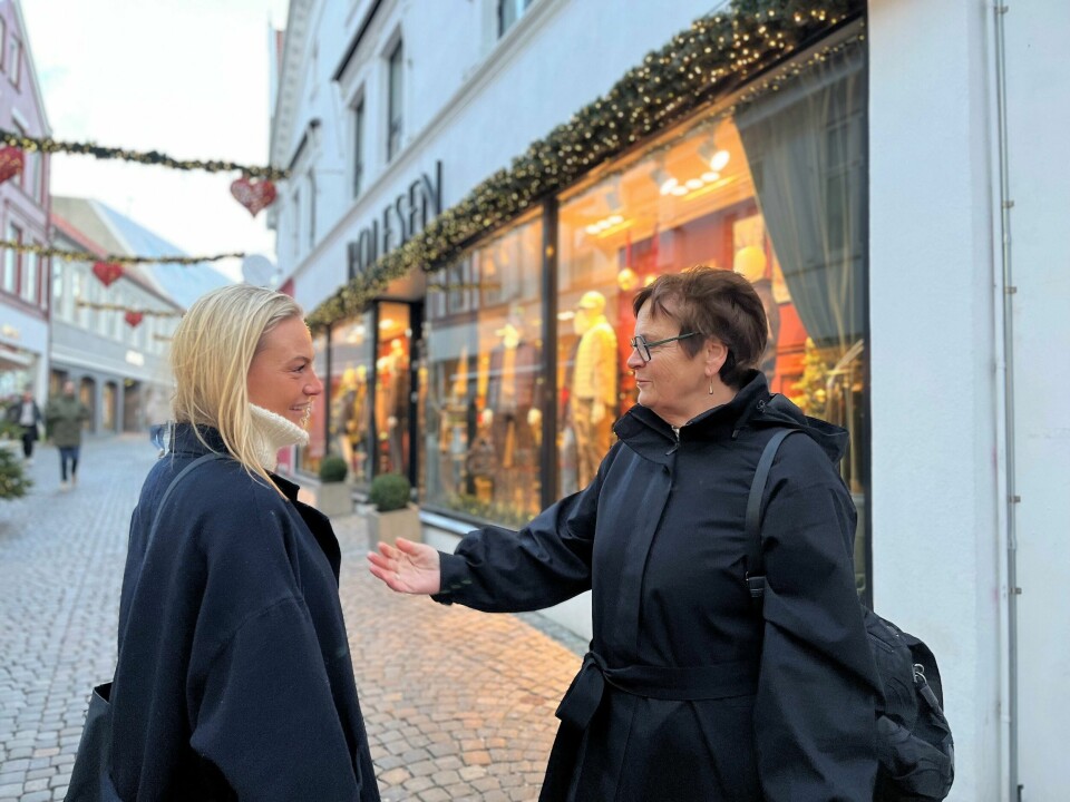 Lois og Lena Lunde begynte julegavebyttingen på slaget klokken 10. Lois Lunde og Lena Lunde