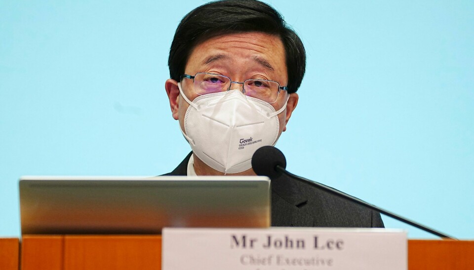 Lederen i Hongkong, John Lee, opplyser at de fleste koronarestriksjoner blir opphevet torsdag 29. desember. Lederen i Hongkong, John Lee, opplyser at de fleste koronarestriksjoner blir opphevet torsdag 29. desember. Foto: Lam Yik / AP / NTB