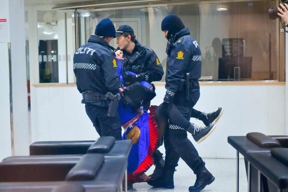 Natt til 27. februar gikk politiet inn på Olje- og energidepartementet for å fjerne aktivistene som demonstrerer mot vindturbinene på Fosen. Natt til 27. februar gikk politiet inn på Olje- og energidepartementet for å fjerne aktivistene som demonstrerer mot vindturbinene på Fosen. Foto: Rodrigo Freitas / NTB
