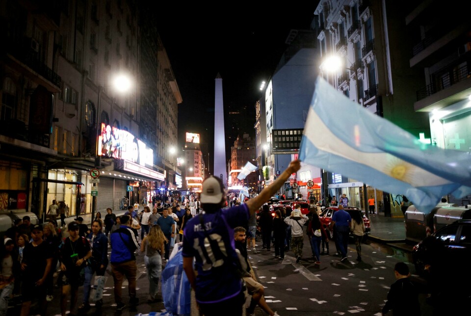 Tilhengere av Javier Milei, en slags «pampasens Trump», feirer i Buenos Aires etter at høyresidens kandidat vant presidentmakten i Argentina. Tilhengere av Javier Milei, en slags «pampasens Trump», feirer i Buenos Aires etter at høyresidens kandidat vant presidentmakten i Argentina.