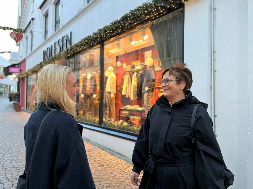 Lena (t.v) og Lois (t.h) Lunde begynte julegavebyttingen på slaget klokken 10. Lois Lunde og Lena Lunde